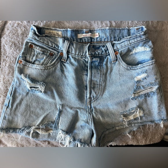 Levi’s Wedgie Short - Picture 2 of 3